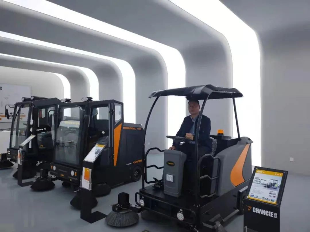 電動(dòng)掃地機(jī)與傳統(tǒng)掃把的對(duì)比