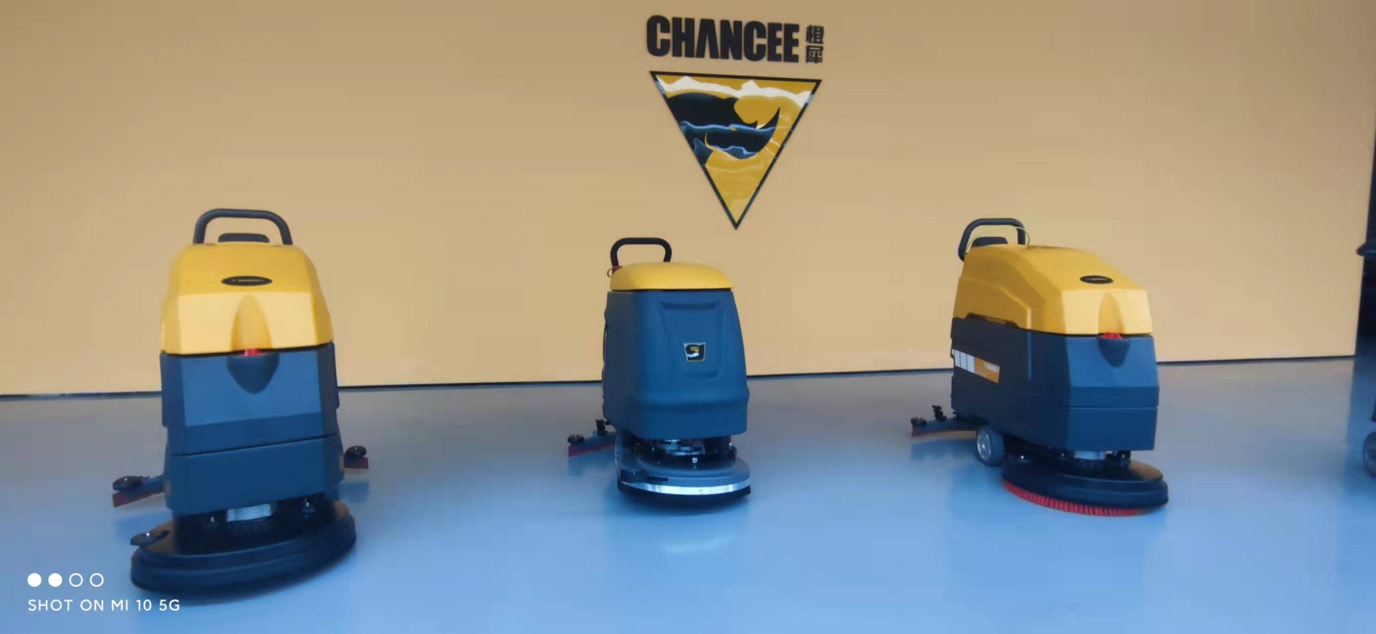 如何挑選到性?xún)r(jià)比高的全自動(dòng)洗地機(jī)