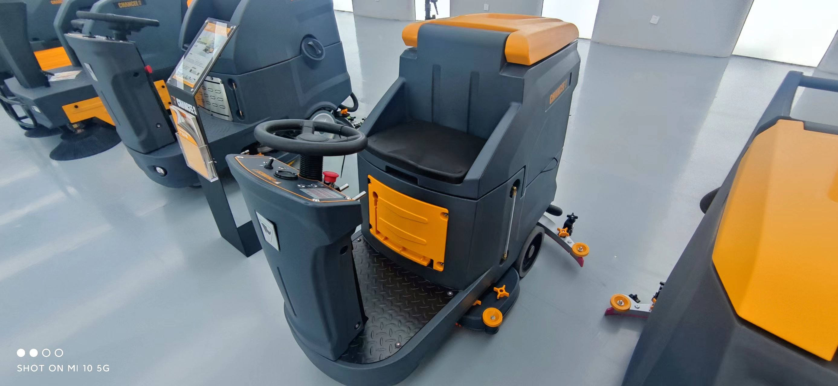 購(gòu)買(mǎi)不同類(lèi)型洗地機(jī)時(shí)需要注意什么呢？