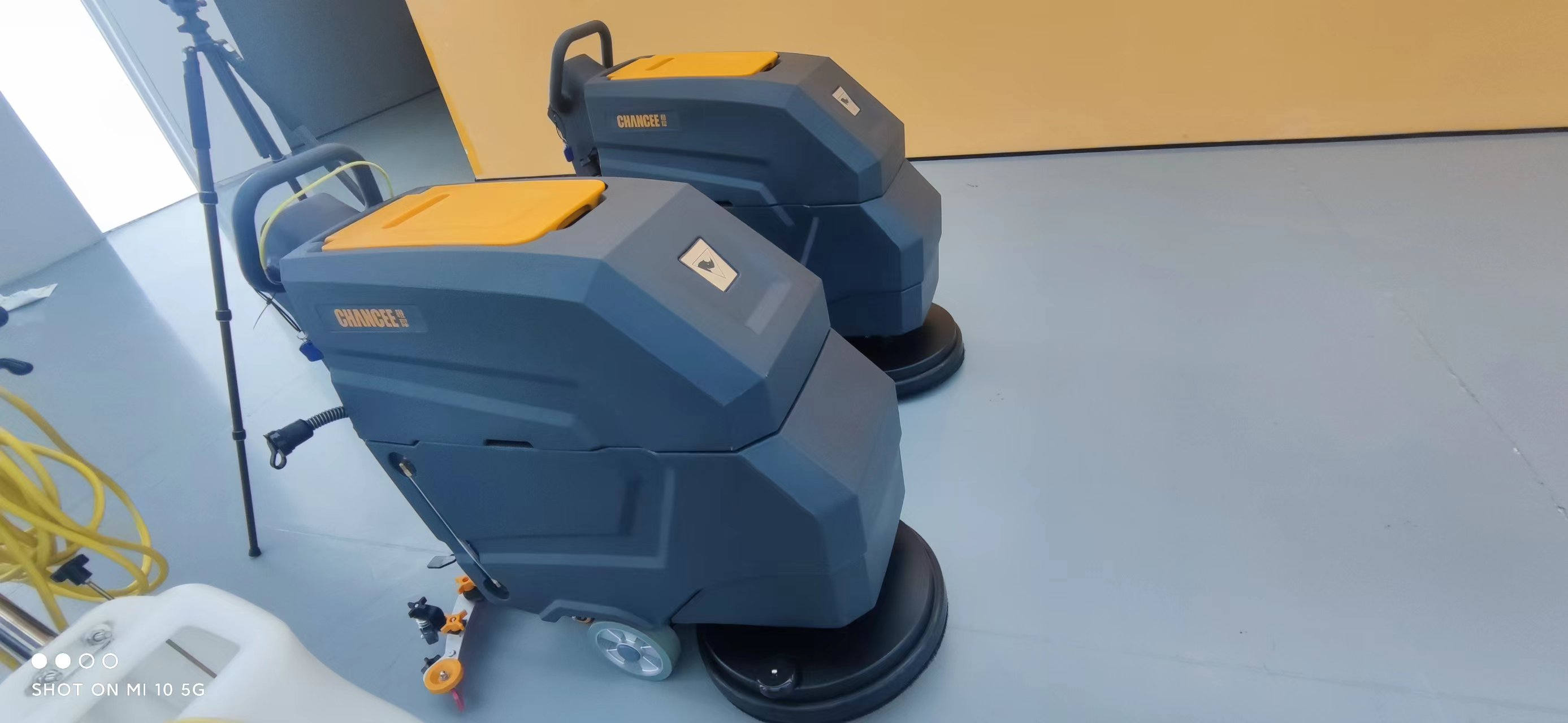  怎么拆卸安裝手推式洗地機(jī)的刷盤(pán)呢？