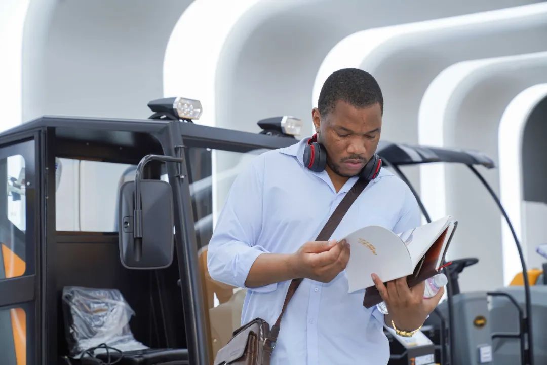 城市環(huán)衛(wèi)公司是否可以購(gòu)買(mǎi)道路清掃車(chē)