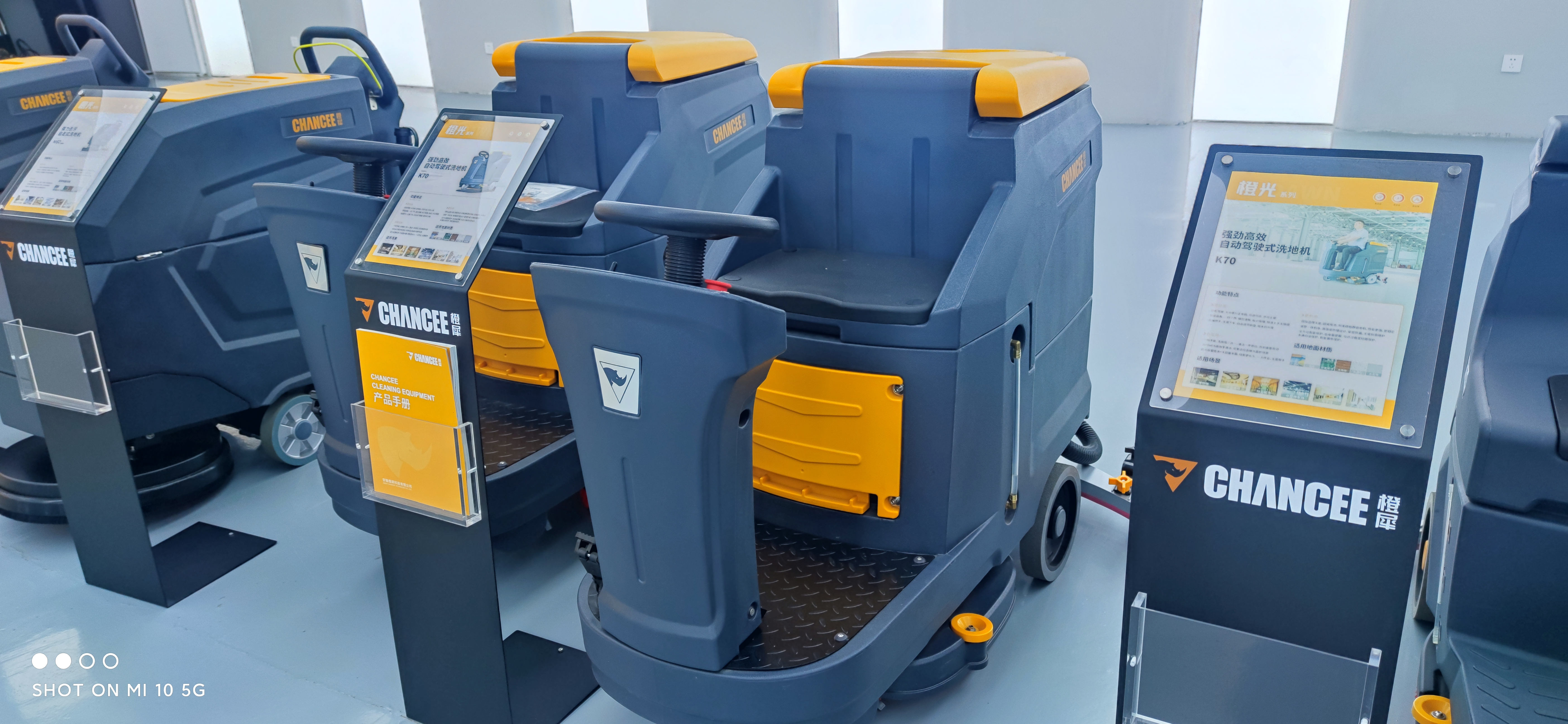 環氧地面在選擇電動洗地機時要注意哪些事項