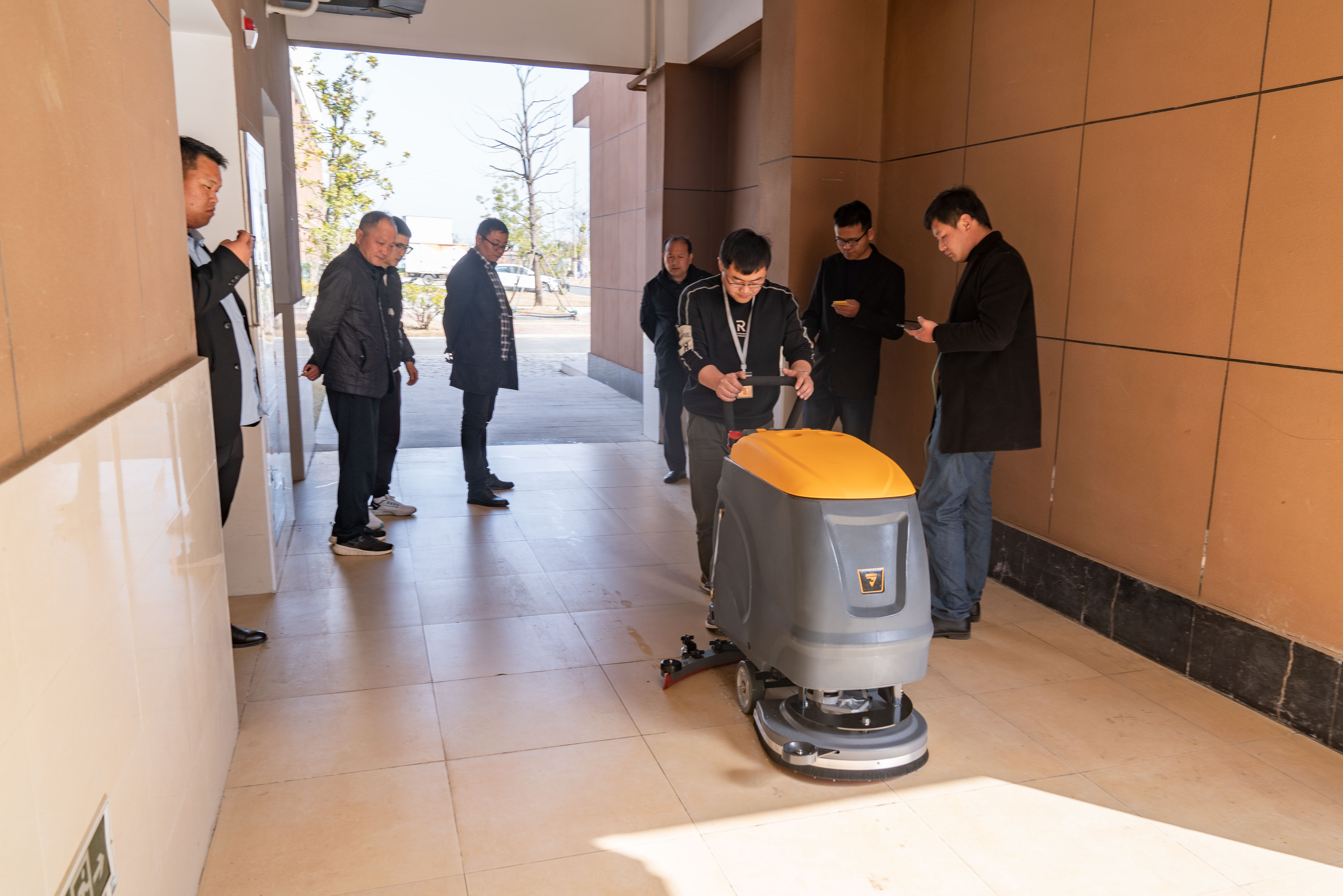 學校用什么洗地機